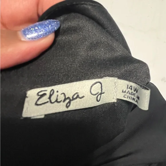 Elegant Black Dress with Embellished Sleeves - Picture 2 of 10